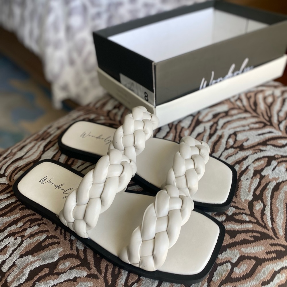 BRAND NEW Wonderly white woven sandals. Size 8.5